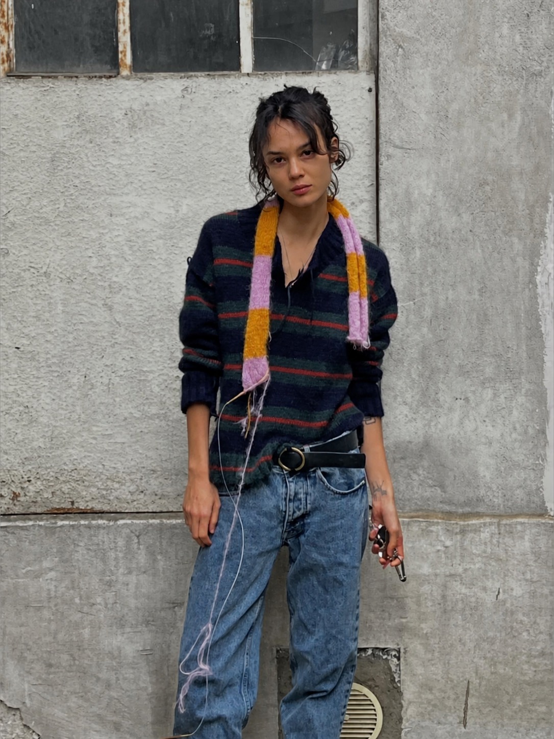 A soft androgynous style look with artist-like layers and relaxed structure