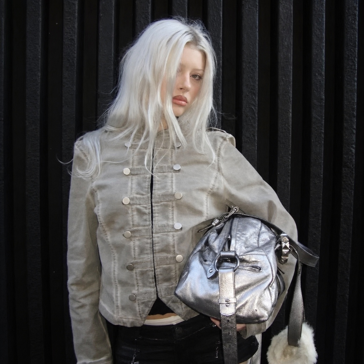 Modern indie sleaze outfit ideas with black layers, sharp tailoring and retro party styling