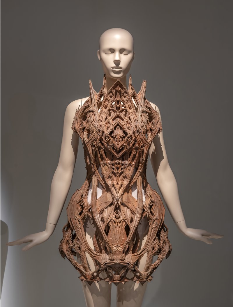 Iris van Herpen sculptural couture look extending the body with an otherworldly silhouette