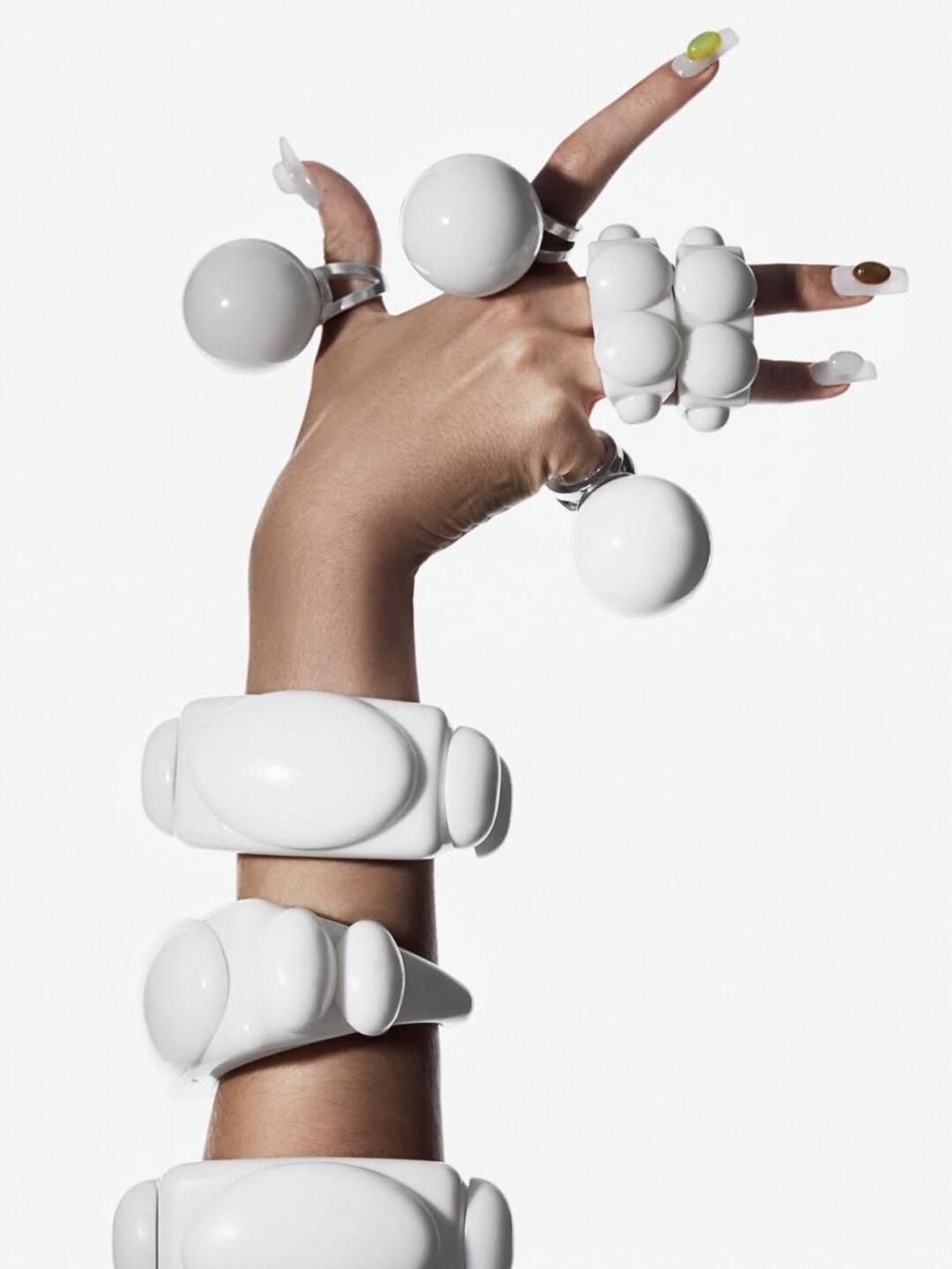 White sculptural La Manso plastic rings and bracelets
