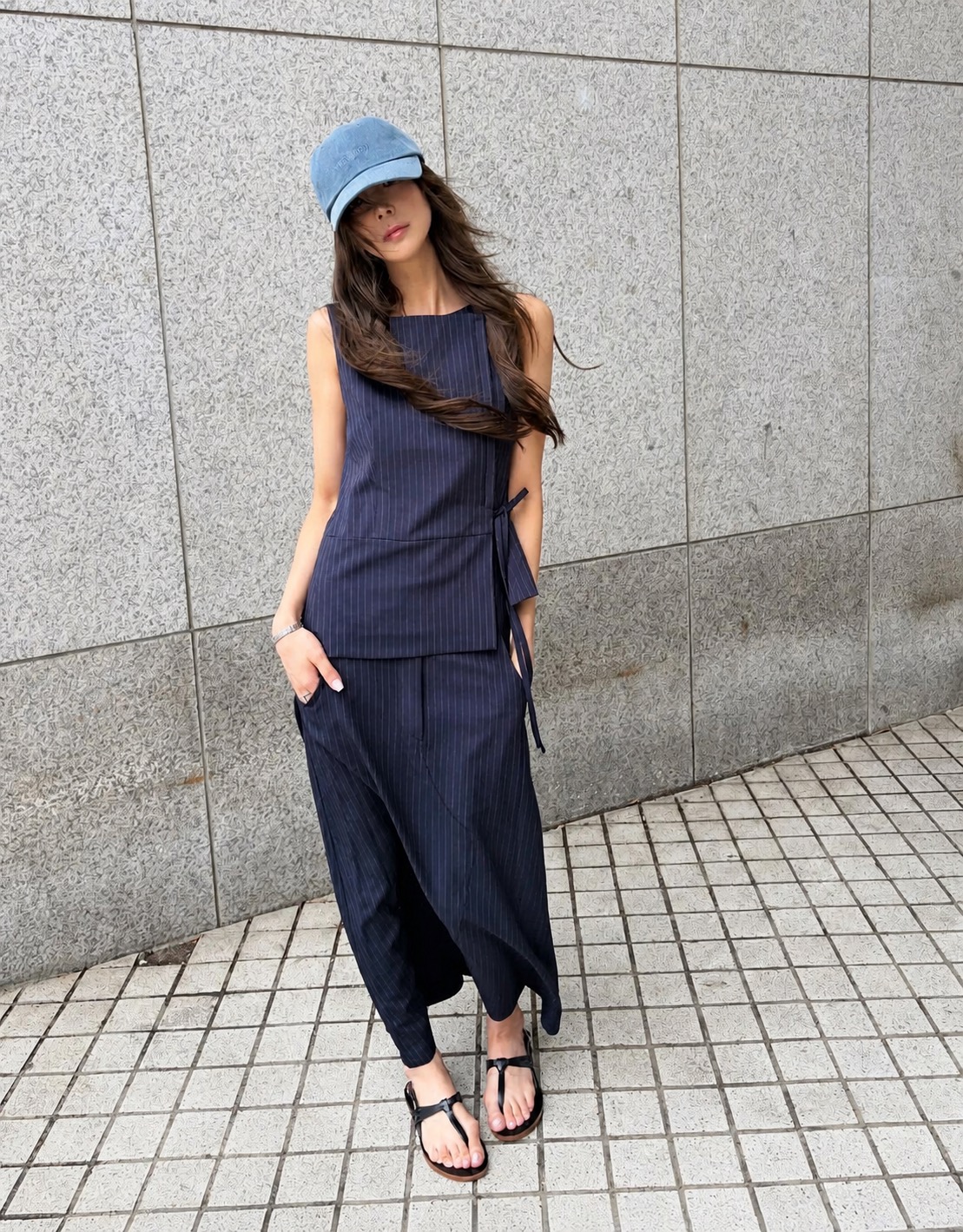 A laid-back wide-leg jeans outfit with low-saturation city styling