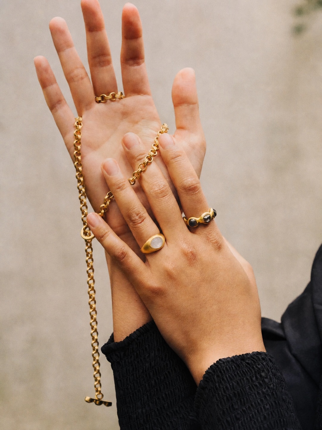 PROUNIS pendant and chain detail