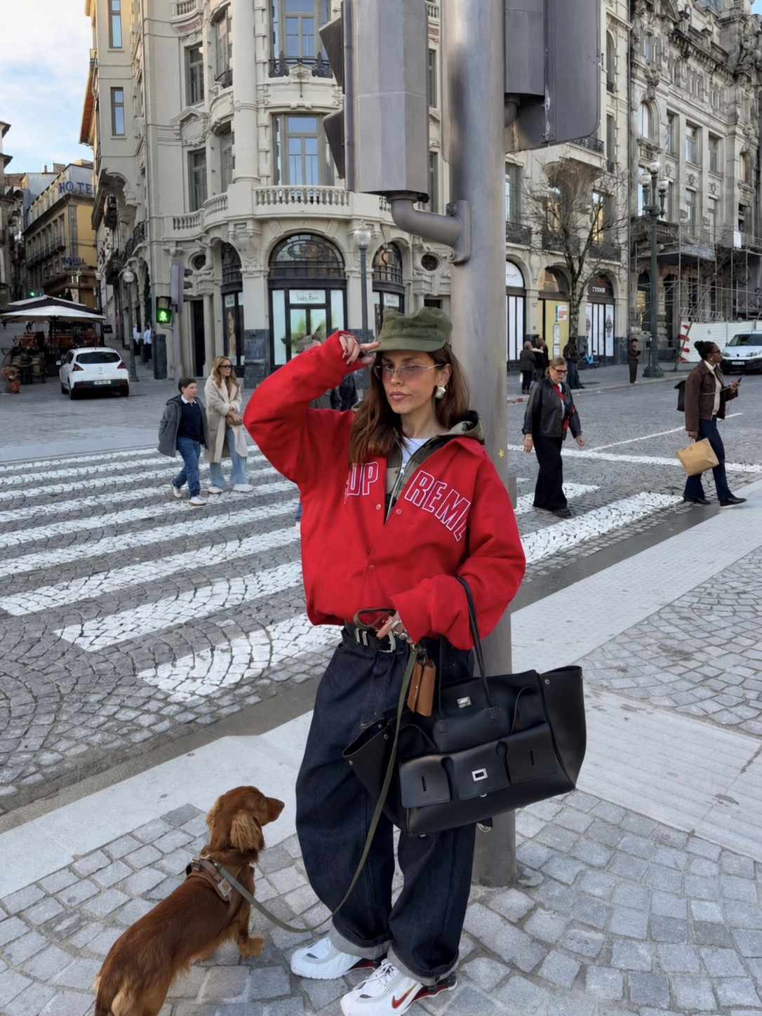 sporty preppy travel look with layered outerwear and sneakers