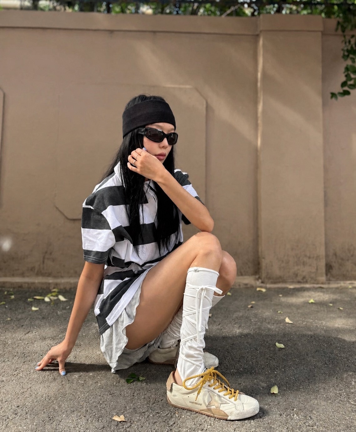 A baseball cap outfit with loose trousers and laid-back streetwear balance