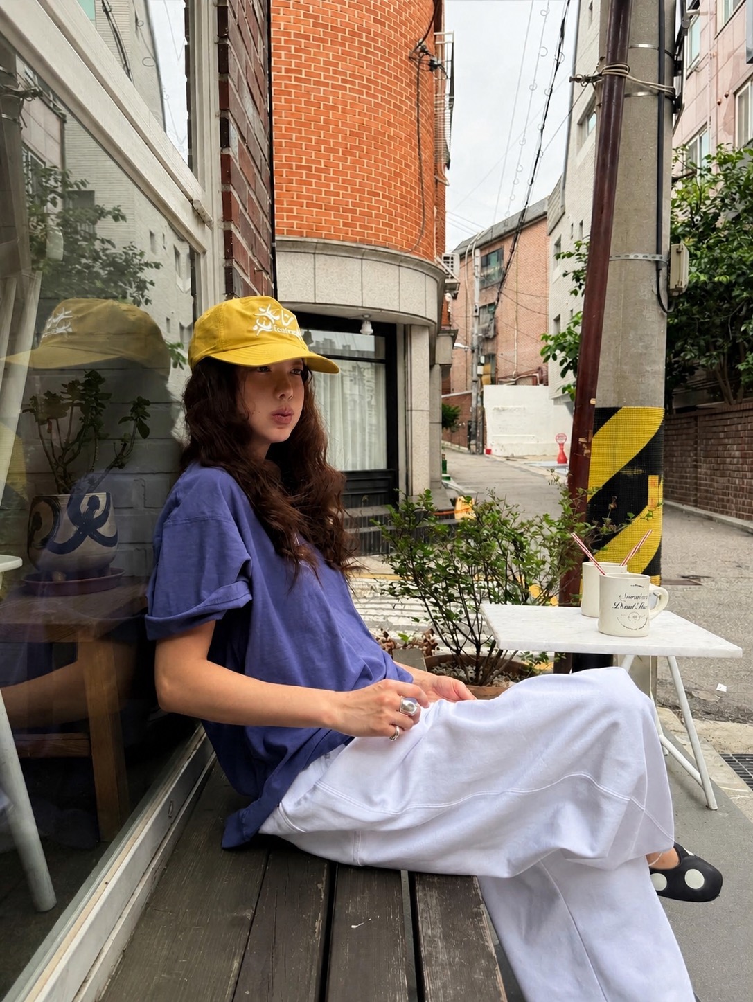 A Korean street style outfit with oversized layers and easy athletic details