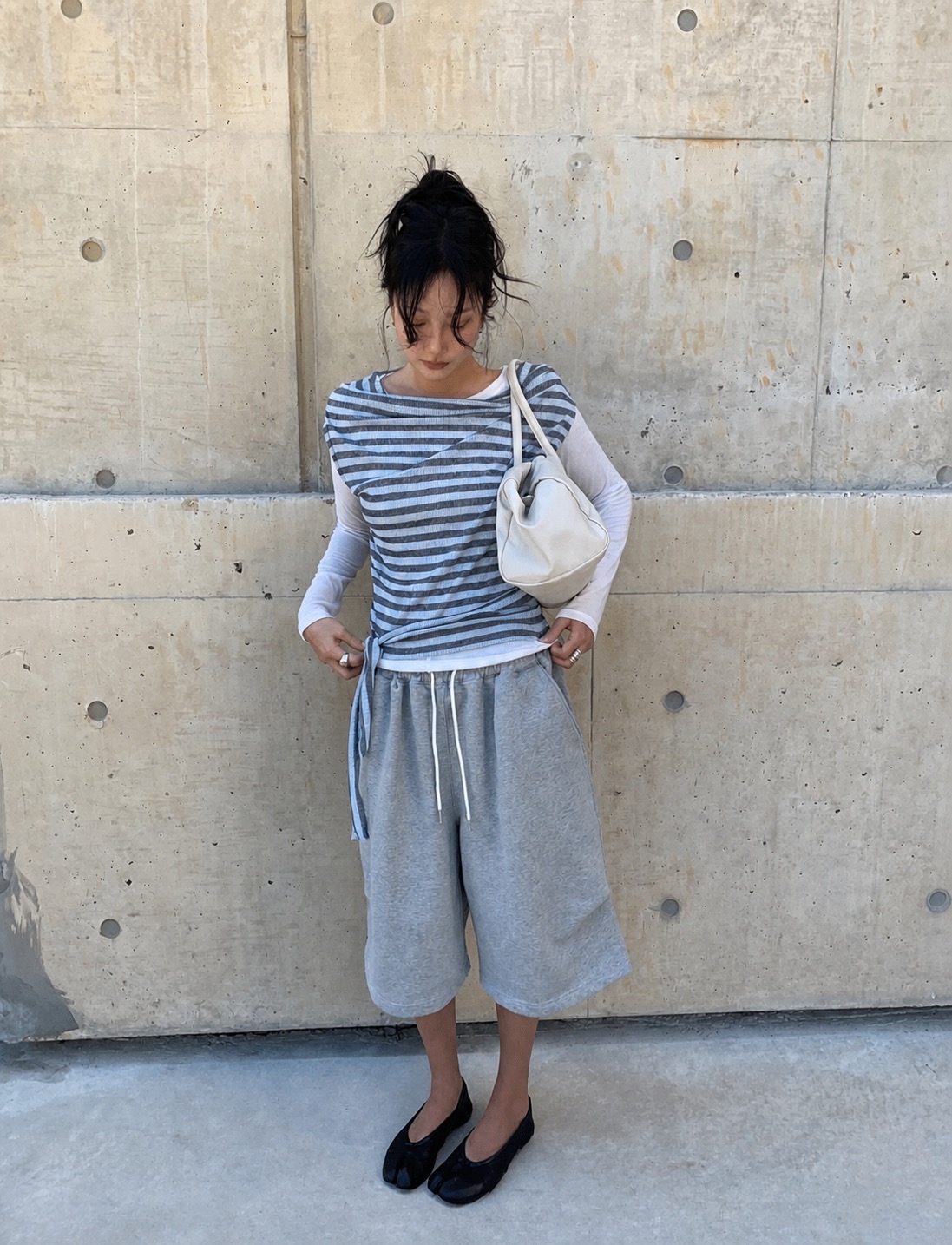 A low-saturation summer outfit with a relaxed tee and casual street styling