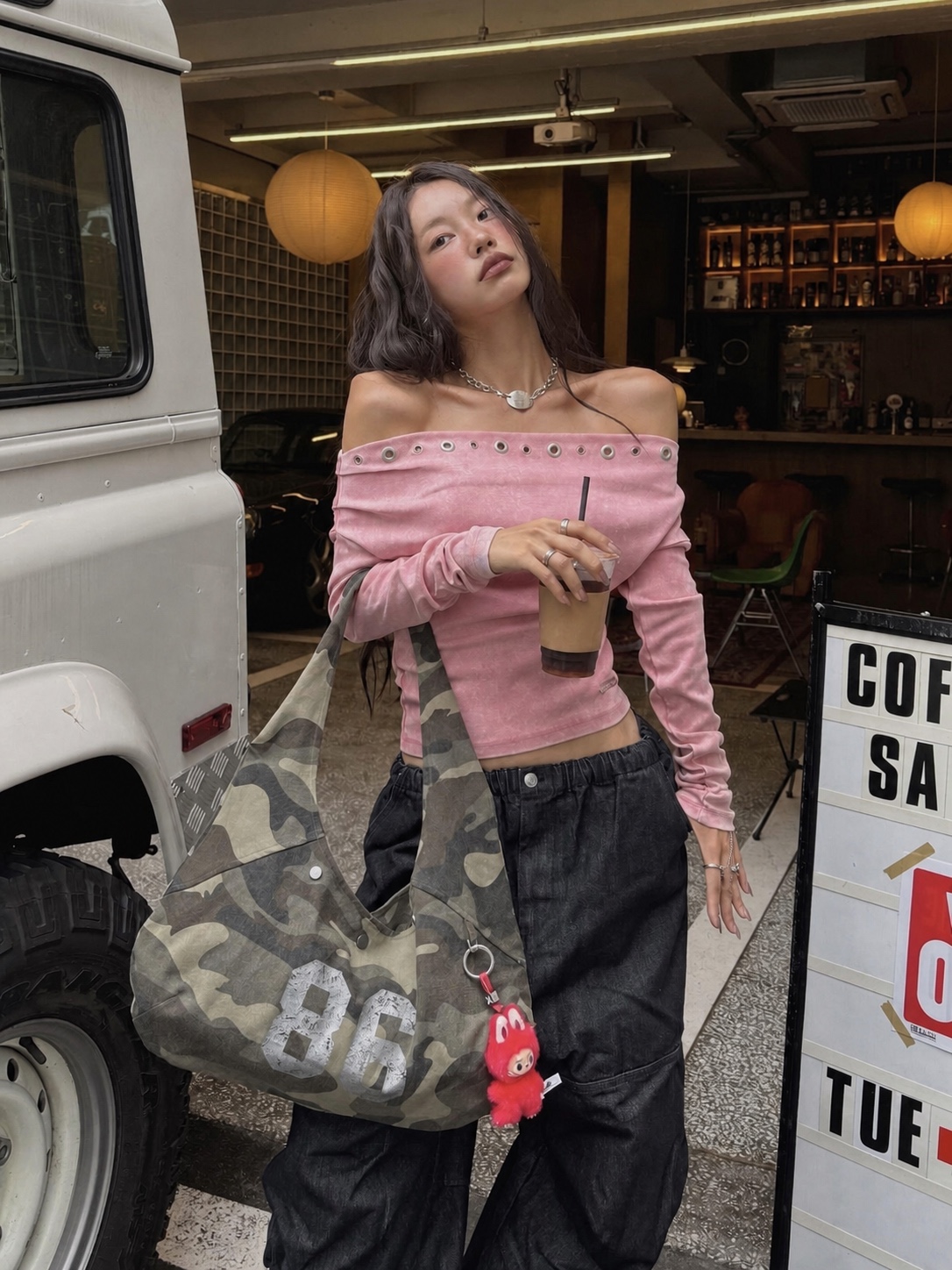 Streetwear look with oversized jacket, fitted base and sporty details